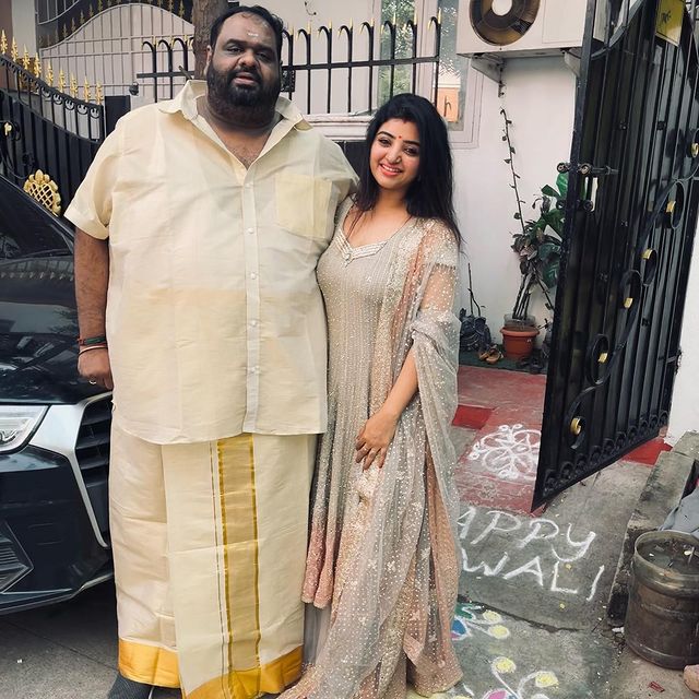 தல தீபாவளியை காதல் மனைவி மஹாலக்ஷ்மியுடன் கொண்டாடிய ரவீந்தர் 3