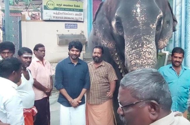 குடும்பத்துடன் திருநள்ளார் கோவிலில் சாமி தரிசனம் செய்த சிவகார்த்திகேயன் 5