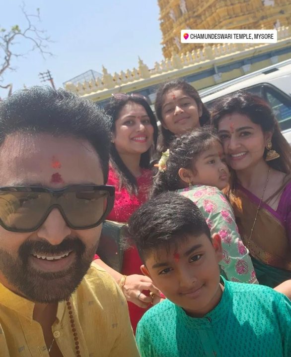 பிரசன்னா வாங்க போட்டோ எடுக்கலாம்.. குடும்பத்துடன் திருப்பதியில் சுவாமி தரிசனம் செய்த நடிகை சினேகா பிரசன்னா 2
